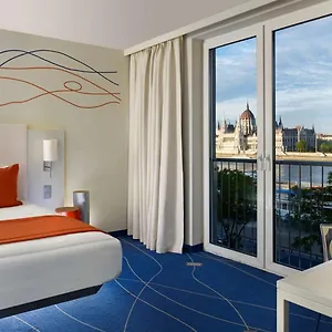4* מלון Park Plaza